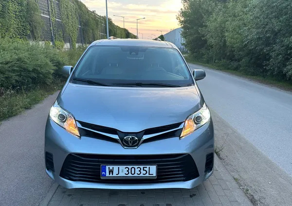 lubelskie Toyota Sienna cena 107000 przebieg: 83000, rok produkcji 2018 z Warszawa